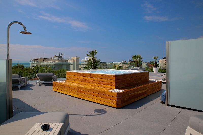 Monaco Suites Hotel Lignano Sabbiadoro Extérieur photo